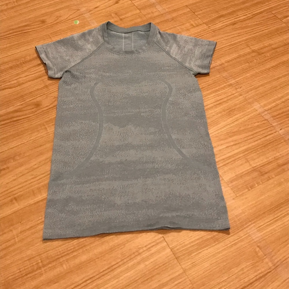 LIKE NEW! Grey Blue Lululemon Shirt Size 4